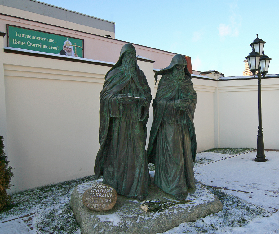 Памятник святым просфорникам Спиридону и Никодиму